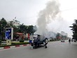 Xe tải cháy nghi ngút trên đại lộ Lê Lợi. Ảnh: Lam Sơn.