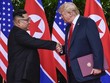 Tổng thống Donald Trump bắt tay nhà lãnh đạo Kim Jong-un trong cuộc gặp tại Singapore năm 2018. (Ảnh: Reuters).