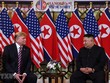 Tổng thống Mỹ Donald Trump (trái) và Chủ tịch Triều Tiên Kim Jong-un trong cuộc gặp đầu tiên tại Hội nghị thượng đỉnh Mỹ-Triều lần thứ hai tại Hà Nội ngày 27/2/2019. (Ảnh: AFP/TTXVN).