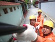 Công nhân điện lực Hà Nội sửa chữa đường dây điện sinh hoạt tại quận Long Biên. Ảnh: Ngọc Thành.