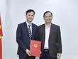 Phó Thống đốc NHNN Đào Minh Tú trao quyết định cho đồng chí Nguyễn Trọng Du.