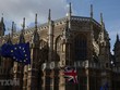 Cờ Anh (phải) và cờ EU (trái) tại London, ngày 14/3. (Ảnh: THX/ TTXVN)