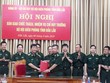 Đại tá Phạm Quang Hùng (bên trái) bàn giao chức trách nhiệm vụ cho Đại tá Nguyễn Đức Mạnh.