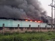 Lửa cùng khói bốc lên trong vụ cháy nhà kho công ty dược. Ảnh: CTV.