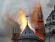 Khói lửa bốc ngùn ngụt tại hiện trường vụ cháy Nhà thờ Đức Bà Paris ngày 15/4/2019. (Ảnh: AFP/TTXVN).