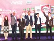 Các đại diện của Coca-Cola và Fonterra chúc mừng sự kiện hợp tác chiến lược.