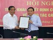 Đồng chí Nguyễn Thanh Bình trao quyết định và chúc mừng đồng chí Nguyễn Thanh Hải.