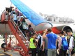 Hành khách lên máy bay tại sân bay Nội Bài.
