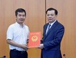 Bộ trưởng Đinh Tiến Dũng trao quyết định cho đồng chí Triệu Thọ Hân.