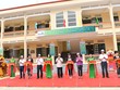 Các đại biểu tham gia cắt băng khánh thành công trình Trường TH&THCS Viễn Sơn.