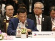 Tổng thống Philippines Rodrigo Duterte cám ơn thuyền viên Việt Nam tại Hội nghị cấp cao ASEAN. Ảnh: GMA.