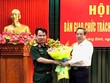Bí thư Tỉnh ủy Quảng Bình Hoàng Đăng Quang chúc mừng Đại tá Nguyễn Văn Man được bổ nhiệm giữ chức Phó Tư lệnh Quân khu 4.
