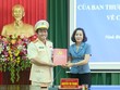 Bí thư Tỉnh ủy Ninh Bình Nguyễn Thị Thanh trao quyết định cho Đại tá Phạm Văn Sơn.