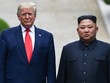 Tổng thống Mỹ Trump (trái) và lãnh đạo Triều Tiên Kim Jong-un tại DMZ ngày 30/6. Ảnh: Reuters.