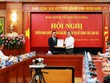 Đồng chí Nguyễn Văn Bình trao quyết định cho đồng chí Triệu Tài Vinh
