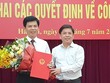 Bộ trưởng Bộ Giao thông vận tải Nguyễn Văn Thể trao quyết định và chúc mừng tân Thứ trưởng Lê Anh Tuấn.