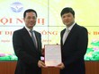 Bộ trưởng Nguyễn Mạnh Hùng trao quyết định và chúc mừng ông Hoàng Minh Cường.