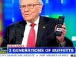 Warren Buffett và chiếc điện thoại cổ điển của mình trong buổi phỏng vấn với CNBC.