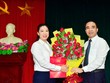 Bí thư Tỉnh ủy Tuyên Quang Chẩu Văn Lâm trao quyết định và chúc mừng đồng chí Lê Thị Kim Dung.