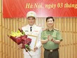 Thứ trưởng Nguyễn Văn Sơn trao quyết định và chúc mừng Thiếu tướng Nguyễn Khắc Thủy, tân Cục trưởng Cục Y tế.