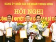 Lãnh đạo Ban Tổ chức Trung ương, Đảng ủy Khối cơ quan Trung ương trao quyết định và chúc mừng 3 đồng chí.