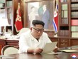 Hình ảnh do truyền thông Triều Tiên công bố, mô tả ông Kim Jong Un đang đọc thư của Tổng thống Trump vào ngày 23/6 tại văn phòng làm việc. Ảnh: Yonhap.