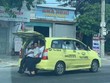 Hình ảnh xe ô tô của hãng taxi Vàng chở 11 người được người dân chụp lại.