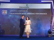 Bà Trần Thị Hạnh, Phó Giám đốc Trung tâm Thẻ Vietcombank nhận giải thưởng do đại diện TCTQT JCB trao tặng.