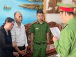 Ông Hưu nghe đọc quyết định bắt tạm giam.