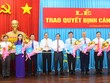 Phó Chủ tịch UBND tỉnh Anh Giang Lê Văn Nưng (thứ 5 bên trái) trao quyết định và tặng hoa cho các cán bộ được điều động, bổ nhiệm.