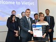 Tổng giám đốc Vietjet Nguyễn Thị Phương Thảo (phải) và ông Guillaume Faury, Chủ tịch & Tổng giám đốc của Tập đoàn Airbus cùng ký kết hợp đồng mua 20 tàu bay A321XLR với sự chứng kiến của lãnh đạo cấp cao hai bên