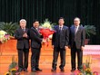Đại diện HĐND tỉnh tặng hoa chúc mừng ông Dương Văn Thái trúng cử chức vụ Chủ tịch UBND tỉnh Bắc Giang. Ảnh: TTXVN.