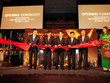 Các đại biểu cắt băng khai trương VPĐD Vietcombank tại Mỹ.