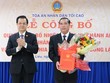 Phó Chánh án TANDTC Lê Hồng Quang trao quyết định và chúc mừng đồng chí Đặng Quốc Khởi..
