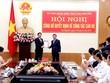 Phó Bí thư Tỉnh  ủy, Chủ tịch UBND tỉnh Thái Nguyên Vũ Hồng Bắc trao quyết định và chúc mừng tân Phó Chủ tịch Lê Quang Tiến.