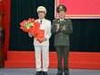 Trung tướng Nguyễn Văn Sơn trao quyết định và chúc mừng Đại tá Nguyễn Đức Dũng.