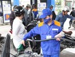 Nhân viên Petrolimex đang bán xăng cho khách hàng. (Ảnh: Đức Duy/Vietnam+).