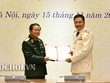 Đại tướng Đỗ Bá Tỵ trao quyết định cho Thiếu tướng Nguyễn Minh Đức.