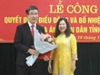 Phó Chánh án Tòa án nhân dân tối cao Nguyễn Thị Hiền trao quyết định cho đồng chí Chu Thành Quang.
