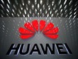 Logo hãng viễn thông Huawei (Trung Quốc) tại Sân bay Quốc tế Thâm Quyến. Ảnh: Reuters