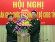 Thiếu tướng Trần Ngọc Tuấn, Phó Chính ủy Quân khu 2 chúc mừng Đại tá Nguyễn An Phong.