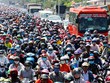 Mật độ dân số cao ở những thành phố lớn như Hà Nội, TP HCM khiến hạ tầng giao thông thường xuyên quá tải. Ảnh: Hoàng Nam.