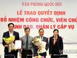 Trưởng Ban Dân nguyện Nguyễn Thanh Hải và Phó Bí thư Thường trực Đảng ủy cơ quan Văn phòng Quốc hội Nguyễn Đức Thụ trao quyết định cho các ông: Trần Hồng Cẩn, Đinh Văn Bản.