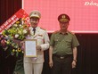 Thượng tướng Nguyễn Văn Thành trao quyết định cho Đại tá Vũ Hồng Văn.