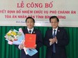 Phó Chánh án Tòa án nhân dân tối cao trao quyết định và chúc mừng đồng chí Đặng An Thanh.