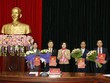 Bí thư Tỉnh ủy Ninh Bình trao quyết định và chúc mừng các đồng chí.