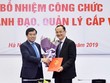 Phó Chủ nhiệm Văn phòng Quốc hội Nguyễn Mạnh Hùng trao quyết định và chúc mừng đồng chí Nguyễn Ngọc Sơn.