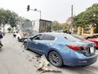 Gần như toàn bộ phần đầu của chiếc xe Mazda bị hư hỏng sau cú tông mạnh liên hoàn với 3 xe ôtô cùng chiều. (Nguồn: vinhphuc.gov.vn)