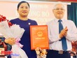 Bí thư Tỉnh ủy Bình Phước Nguyễn Văn Lợi trao quyết định và chúc mừng tân Chủ tịch UBND tỉnh Bình Phước Trần Tuệ Hiền.