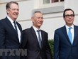 Bộ trưởng Tài chính Mỹ Steven Mnuchin (phải), Đại diện Thương mại Mỹ Robert Lighthizer (trái) và Phó Thủ tướng Trung Quốc Lưu Hạc tại vòng đàm phán thương mại tại Washington DC., ngày 10/10/2019. (Ảnh: AFP/TTXVN).
